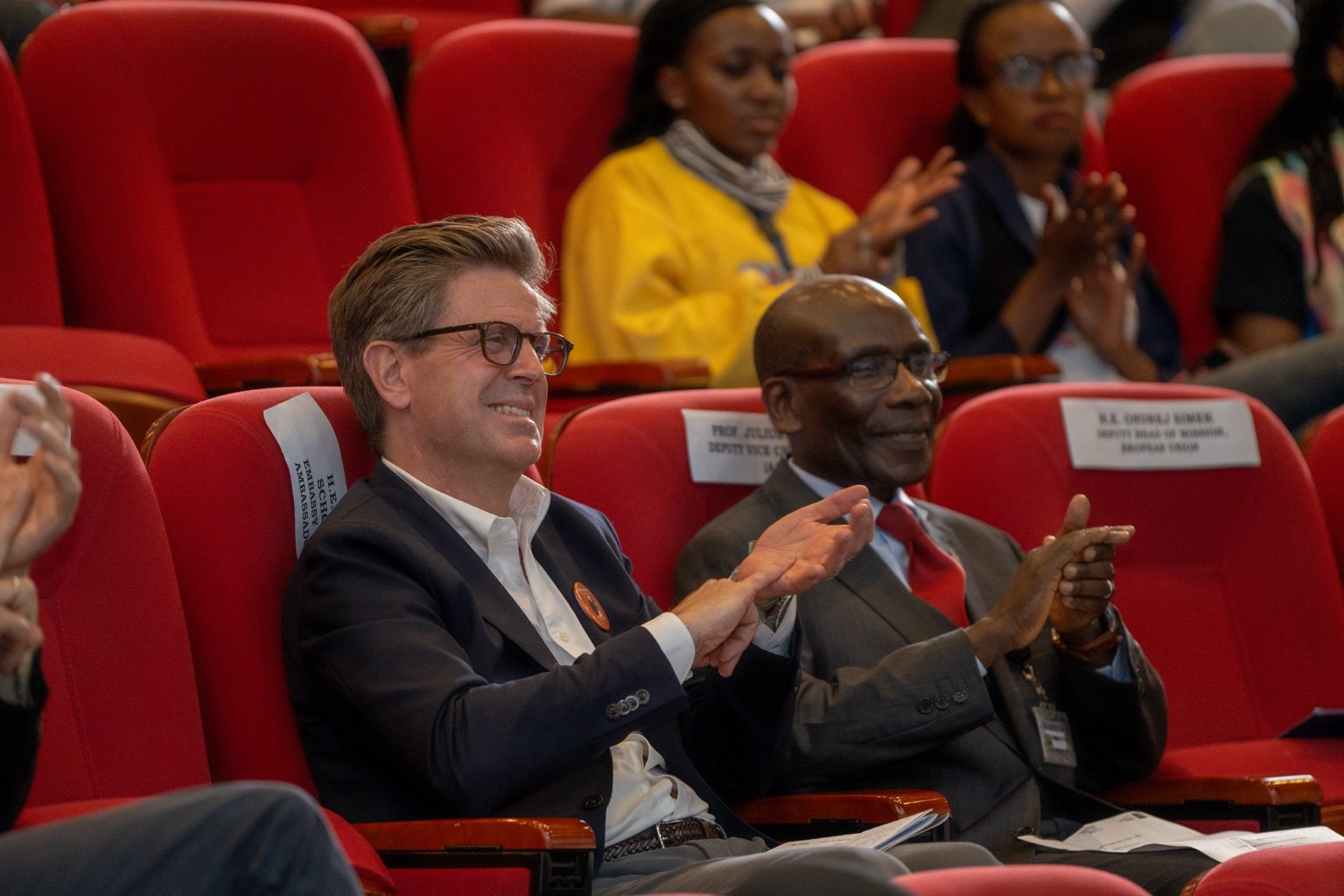 H.E. Stephan Schønemann og Prof. Julius Ogeng’o overværer forestillingen på University of Nairobi.