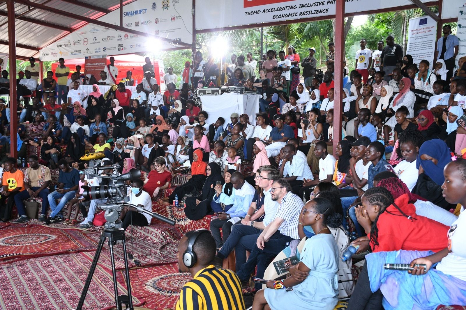 Et stort publikum samlet i Mombasa til Silenced No More, som viser projektets rækkevidde langt ud over teaterrummet.