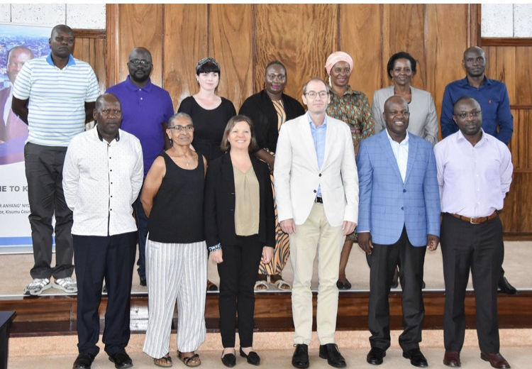Embedsfolk i Kisumu sammen med Ondrej Simek, EU’s viceambassadør i Kenya, og Dr. Mathew Ochieng Owili, viceguvernør i Kisumu County, på guvernørens kontor.